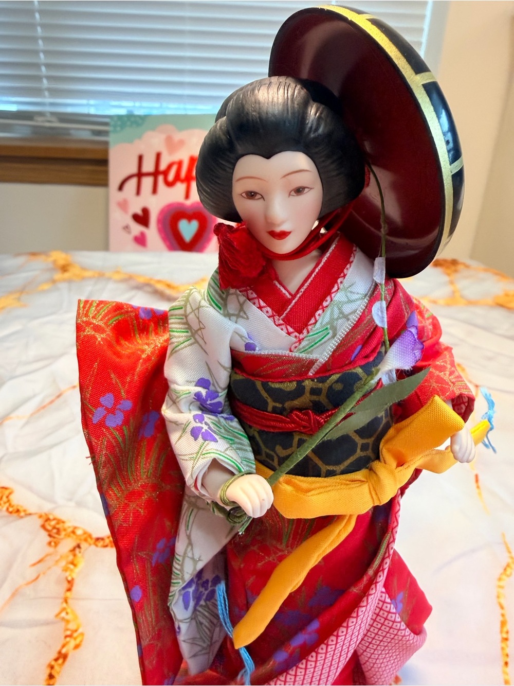 Porcelian doll 1990 Avon international - Picture 6 of 7